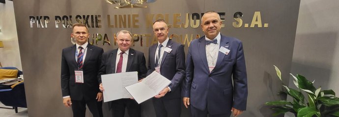 Przedstawiciele PLK SA i Alstom z umową na dostawy urządzeń do systemów sterowania ruchem kolejowym fot. Karol Jakubowski