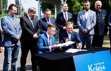 Przedstawiciele PLK SA i samorządu podpisują umowę dotyczącą Kolej Plus; fot. Tomasz Grala