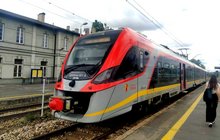Stacja Tomaszów Mazowiecki, pociąg, peron, podróżna fot. Leszek Lisowski
