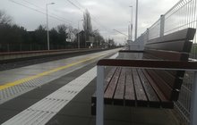 Ławka na nowym peronie w Pierzchnie, fot. Radek Śledziński