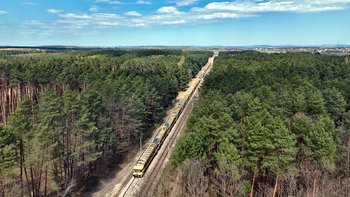 Maszyna AHM remontuje tory obok Włoszczowic, widok z lotu ptaka, fot. Piotr Hamarnik (2)
