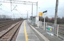 Nowy peron na stacji Hurko, wyposażony w nową wiatę, ławki, tablice informacyjne i oznakowanie, fot. Krzysztof Próchnicki (2)