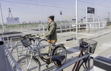 Pasażer przypina rower do stojaka na stacji Pierzchno. Autor Łukasz Bryłowski,