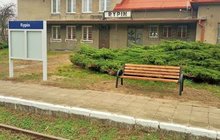 Peron, ławka i tablica informacyjna na stacji Rypin. fot. Krzysztof Betlejewski PKP PLK