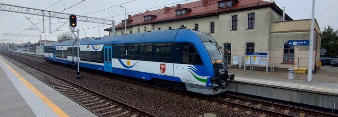 Stacja Giżycko Pociąg przy peronie stacji Giżycko. fot. Przemysław Zieliński PLK