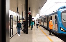 Stacja Oświęcim- podróżni są na nowym peronie, obok stoi pociąg, fot. Szymon Grochowski