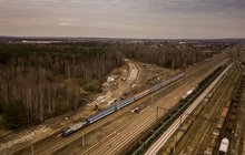 Widok z góry na prace na łącznicy w Zawierciu, po torach jedzie pociąg PKP Intercity, są też pociągi towarowe, fot. Szymon Grochowski