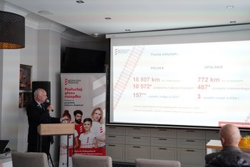Warsztat OSK w Nysie Dyrekotr Biura Bezxpieczeństwa wyjaśnia zasady bezpiecznego poruszania się w obrębie przejazdów kolejowo-drogowych fot. Przemek Pawlik