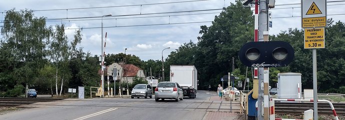 Samochody i piesi przekraczają przejazd kolejowo-drogowy w Sulejówku. W jego miejsce powstanie tunel, fot. Anna Szczygieł
