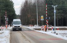 auto na przejeździe we Włoszczowicach, fot. Frejlich Mateusz