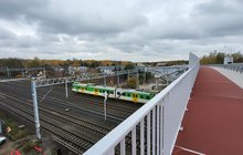 Pociąg przejeżdżający pod wiaduktem na ulicy Chełmżyńskiej w Warszawie_fot. Karol Jakubowski