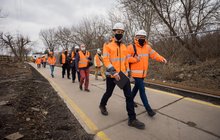 Spacerujący dziennikarze na briefingu na stacji Warszawa Zachodnia, autor Łukasz Hachuła, 24.03.2021 r.