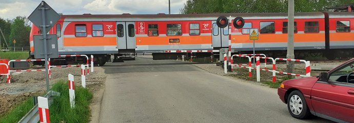 Tarnów - Muszyna - pociąg przejeżdża przez zmodernizowany przejazd, fot. Elżbieta Klimek