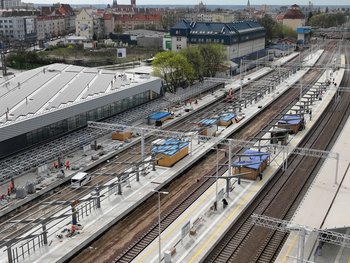 Widok z góry na nowe perony stacji i budynek dworca_fot. Damian Strzemkowski
