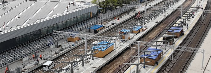 Widok z góry na nowe perony stacji i budynek dworca_fot. Damian Strzemkowski