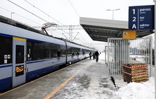 Przystanek Białystok Zielone Wzgórza - pociąg stoi przy nowym peronie, fot Tomasz Łotowski PKP Polskie Linie Kolejowe SA
