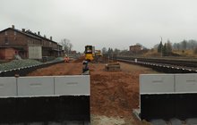Korpus peronu 2 zasypywany jest materiałem budowlanym. W tle pracownicy i koparki na peronie 2. Fot. Rafał Sterczyński