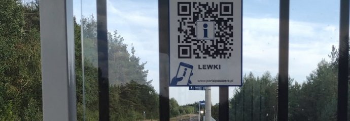 Naklejka z kodem QR na gablocie przystanku Lewki_2_fot.Andrzej Borowski