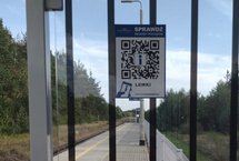 Naklejka z kodem QR na gablocie przystanku Lewki_2_fot.Andrzej Borowski