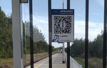 Naklejka z kodem QR na gablocie przystanku Lewki_2_fot.Andrzej Borowski