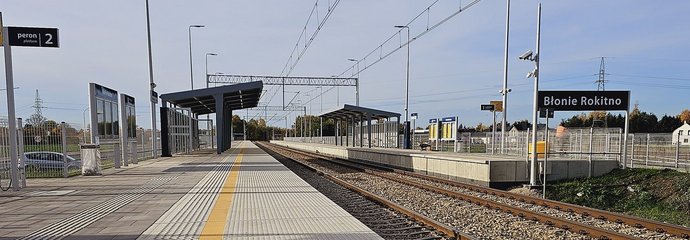 Nowy przystanek Błonie Rokitno, widać peron, tory, wiatę przystankową, fot. A. Sochalski