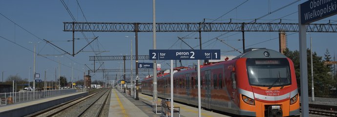 Oborniki Wlkp. pociąg przy zmodernizowanym peronie, tablica, informacyjna, wiata, ławki tory, fot. Zbigniew Todorowski