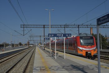 Oborniki Wlkp. pociąg przy zmodernizowanym peronie, tablica, informacyjna, wiata, ławki tory, fot. Zbigniew Todorowski