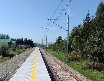Peron na przystanku Nowy Sącz Dąbrówka, widać peron i sieć trakcyjną, fot. W. Siedlarz