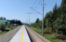 Peron na przystanku Nowy Sącz Dąbrówka, widać peron i sieć trakcyjną, fot. W. Siedlarz