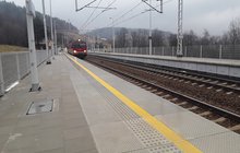Pociąg pasażerski stoi na nowym peronie przystanku w Mszalnicy fot. Elżbieta Klimek