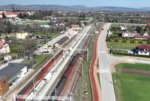 Stary Sącz, nowy peron z wiatami i oznakowaniem, po obu stronach stoją pociagi, fot. Krzysztof Dzidek