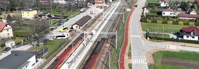 Stacja Stary Sącz Stary Sącz, nowy peron z wiatami i oznakowaniem, po obu stronach stoją pociagi, fot. Krzysztof Dzidek