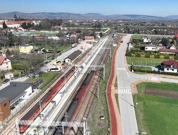 Stary Sącz, nowy peron z wiatami i oznakowaniem, po obu stronach stoją pociagi, fot. Krzysztof Dzidek