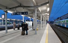 Podróżni na peronie stacji Rzeszów Główny nocą, fot. PLK
