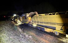 Oczyszczarka pracuje na torach fot Krzysztof Marszał PKP Polskie Linie Kolejowe SA