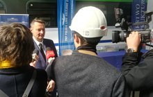 Arnold Bresch członek zarządu PLK udziela wywiadu podczas briefingu prasowego w fabryce H. Cegielsgiego w Poznaniu fot. Radosław Śledziński