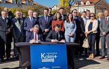 Podpisanie umowy z programu Kolej Plus przez Ireneusza Merchel, prezesa zarządu PLK oraz Artura Krzysztofa Borkowskiego, burmistrza Serocka fot. Magdalena Janus