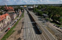 Stacja Katowice Szopienice Północne, widok z lotu ptaka na nowe tory i pociąg, fot. Szymon Grochowski