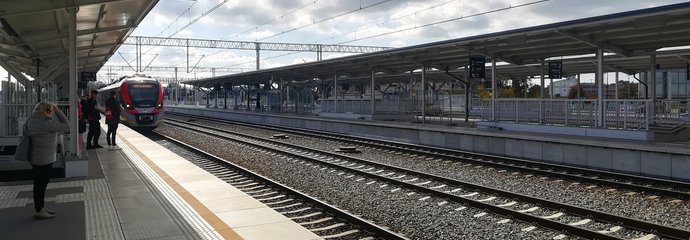 Stacja Łódź Kaliska, zmodernizowane perony nr 1 i 2, podróżni na peronie, pociąg fot. Rafał Wilgusiak PLK