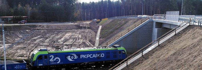 Łapy Osse - pociąg towarowy jedzie pod wiaduktem fot Tomasz Łotowski PKP Polskie Linie Kolejowe S.A.