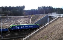 Łapy Osse - pociąg towarowy jedzie pod wiaduktem fot Tomasz Łotowski PKP Polskie Linie Kolejowe S.A.
