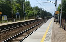 Nowe płyty peronowe na przystanku Chrusty Nowe, peron, tory fot. Mateusz Trochonowicz PLK SA