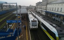 Podróżni wysiadający z pociągu na stacji Krzyż, fot. Radosław Śledziński