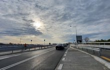 Samochody przejeżdżające przez wiadukt na ulicy Chełmżyńskiej w Warszawie_fot. Karol Jakubowski