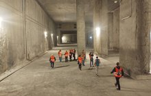 Uczestnicy wycieczki po dworcu Łódź Fabryczna w niedostępnej dla podróżnych części hali peronowej; fot. Rafał Wilgusiak