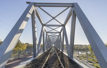 Widok na tor i konkstrukcję nowego mostu nad Narwią w Ostrołece, fot. Łukasz Bryłowski