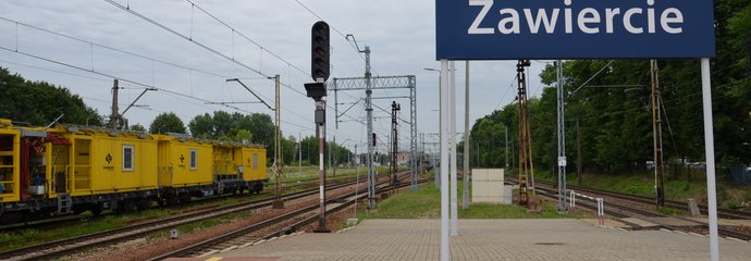 Widok na tory na stacji Zawiercie. W tle żółty pociąg techniczny. Autor Katarzyna Głowacka