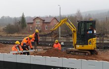 Peron 2 w Ścinawce Średniej będzie miał nowe oświetlenie. Na zdjęciu pracownicy podczas prac nad ułożeniem materiału budowlanego. Fot. Rafał Sterczyński