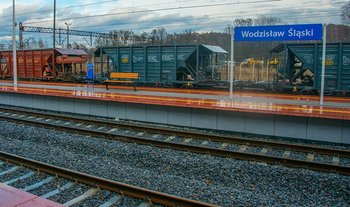 Peron na stacji Wodzisław Śląski, w tle pociąg, fot. Mirosław Siemieniec
