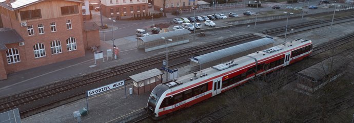 Pociąg przy peronie w Grodzisku Wielkopolskim, fot. Łukasz Bryłkowski